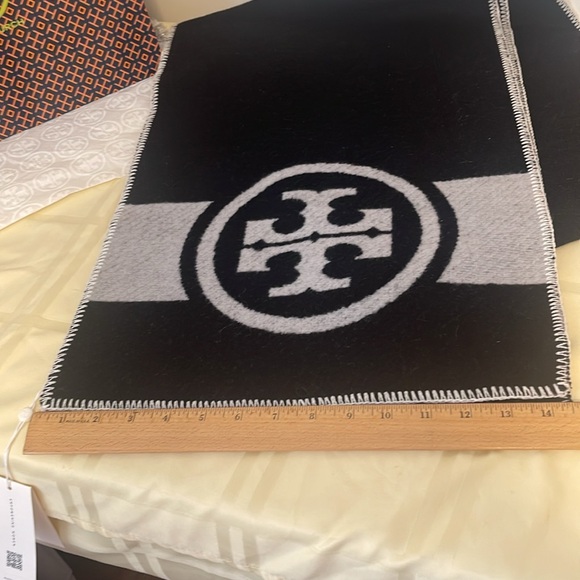 BNWT: Tory Burch scarf (black and white) 100% wool - Picture 2 of 11